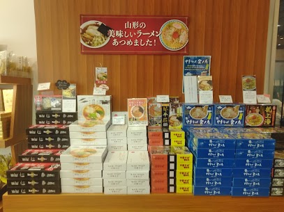 GW如何お過ごしでしょうか(^▽^) お土産として人気ラーメン各種取り揃えております！ 酒田ラーメンが日本一を獲得してから知名度も上がり、人気のお土産となっております(⌒∇⌒) 是非、お土産にどうぞ！