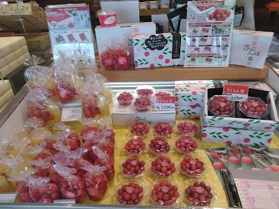 本日、今年初めてさくらんぼの販売が開始されました！ 今日納品になったのは「紅さやか」という品種で、色づきが非常に良く、甘味が強いのが特徴になっております🍒 是非、ご覧になるだけでも(^^♪