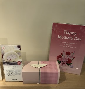 5月11日は母の日💝 プレゼントの準備はお済みですか？ ヨーク店では、ほわいとぱりろーるいちご味をオススメしております✨ ご発送も承っておりますので離れて暮らすお母さんへ感謝の気持ちを贈りませんか☺️