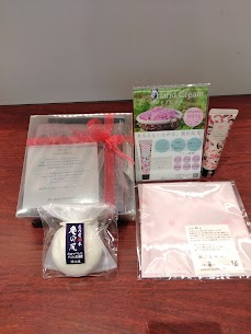 本日は『母の日』 日頃の感謝をこめて贈り物をしませんか❓🕊️ 当店では贈り物にピッタリな商品を多数取り揃えております‼️ 是非ご来店ください😊 お待ちしております🎵