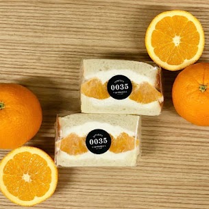 オレンジサンド始まりました🍊🧡 ジューシーなオレンジがたっぷり サッパリしながらも食べ応えのある味わいです🤭 噛む度にジュワッと広がる果汁がたまりません…❣️ アプリのカフェクーポンもチェックしてご来店を