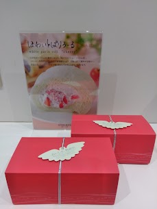 人気のスイーツ「ほわいとぱりろーる」の季節限定さくらんぼ味🍒本日より販売❗果実感たっぷりで甘酸っぱく、爽やかな味わい。洋酒未使用でお子様も安心してお召し上がり頂けます❗