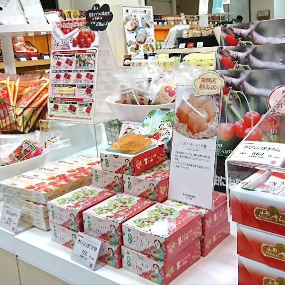 さくらんぼ関連商品を一ヶ所に集めました！ キラキラ紅くてピンクのコーナーが出来上がりました～✨🍒✨ 焼菓子、ゼリー、ジャム、カレーや漬物も！勢揃いしています。さくらんぼご予約も承り中です。