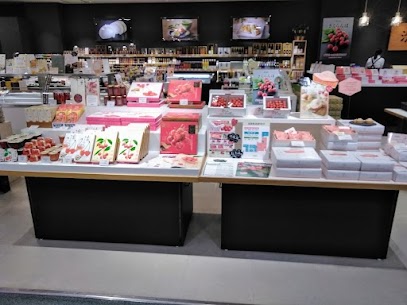 さくらんぼ関連商品を入り口側に並べてみました🥰🍒 マドレーヌ、チョコレート、ゼリー、ジャムなど多数ございます!! 生のさくらんぼもいいけどお菓子や商品もおすすめです!贈り物に選ばれていますよ🎀🎁