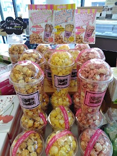 『幸運を呼ぶポップコーン』です🕊️🍿 😋💕 [キャラメル][塩バター][ストロベリー]の三種類のフレーバー🤩 またひとつ、またひとつと手が止まらない美味しさを是非ご賞味ください✨😆✨