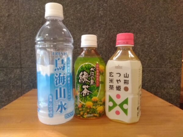 今日は水分補給の日、でもあるみたいですね！酒田駅店では【鳥海山の水】【ベにの里 緑茶】【山形つや姫玄米茶】を取り扱っております！冷えた物も御座いますので、喉が渇くこの時期に是非！水分補給はこまめに(*•̀ㅂ•́)و✧