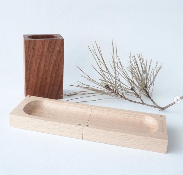 製品加工の中で日々大量に処分される細かな端材。『ただ捨てられるだけの運命を変えられないだろうか？』そんな思いから、「mokuhen」は誕生しました。 パカッと割って繫げれば、ペンスタンドがトレイに早変わり⟡.·*.