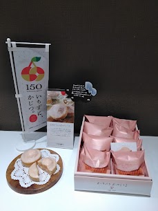 さくらんぼの果汁を生地に混ぜ込んでいるので爽やかなさくらんぼの香りとホワイトチョコレートが合わさり上品な美味しさです✨5ケ入、8ケ入、12ケ入をご用意しております‼️山形のお土産にいかがでしょうか？