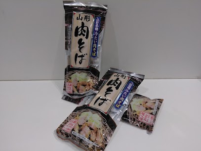 山形名物「冷たい肉そば」です！鶏肉と少し甘めのつゆで頂くツルツルのそば。芸人の塚地さんが絶賛❗タピオ店でも扱っておりますので、ご来店お待ちしております🎵