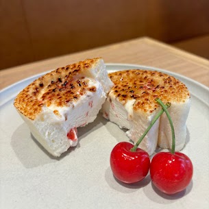 「ほわいとぱりろーるさくらんぼ」を ブリュレにしました✨ミルキーなクリーム、さくらんぼのお味を堪能😋 ご注文いただいてからキャラメリゼしますので、 出来立てのパリパリ食感を味わえます😋🍒🍴