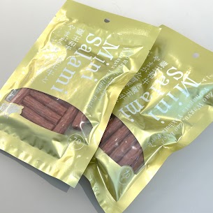 ◎ジューシーで食べ応え抜群◎ サクラチップで燻製させた粗挽き仕立てのサラミです！ サラミには、蔵王和牛・蔵王牛・やまがた雪豚を100％使用🐖✨ 食べやすいミニサイズでシーンを選ばず、お楽しみいただけます♪