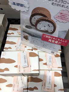 雲ショコラロール再入荷してます! 通常松島の茶屋勘右衛門のみで取り扱っている大人気のロールケーキです。 ヨーク店でも期間限定で取り扱いしておりましたが、今回ご好評につき再入荷しております⭐︎