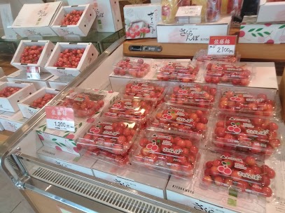 佐藤錦は早くも終盤🍒 順次、紅秀峰に切替となりますm(_ _”m)💦 色づきが華やかな紅秀峰が店頭に並ぶのが今から楽しみです🍒
