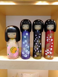 とってもかわいい『こけし』です❗ 似ている顔に見えても、よく見るとみんな違った表情をしています😃💕 是非お部屋にちょこんと癒しを飾ってみませんか❓🕊️