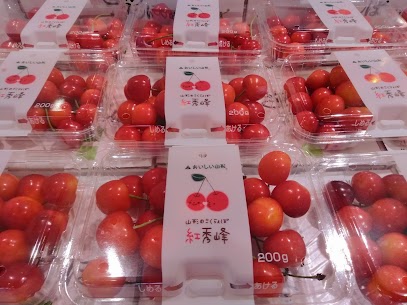 発色も鮮やかな紅秀峰がやってきました🍒色見も甘味も持ち合わせた紅秀峰を、お手頃なパック販売でお届け(⌒∇⌒) 佐藤錦が間に合わなかった💦紅秀峰を待っていた✨というお客様、是非