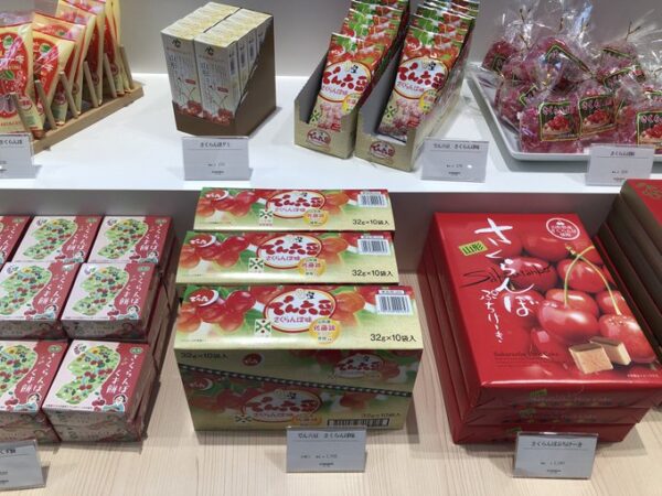 今が旬のさくらんぼを使ったお菓子を取り揃えております！ 是非お立ち寄りください