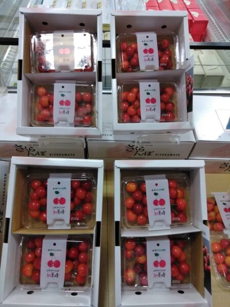 本日も「紅秀峰」入荷しました🍒大粒で甘味たっぷりのさくらんぼ、是非食べてみてくださいね(*^-^)