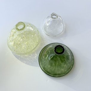 暑い夏も気分が爽やかになる一輪挿し🌼大石田町のガラス工房で1つ1つ丁寧に作られています。カラーも形もその場でしか出会えない1点モノ👀ぜひ店頭でご覧くださいませ