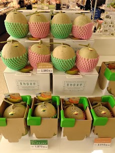 ７月も終盤、メロンの旬も終わりに差し掛かってきました🍈 青肉赤肉が入荷しております🤩 食べ頃7/21～となっております！ まだの方も、たくさん食べたけどまだまだ食べたい方もぜひ✨