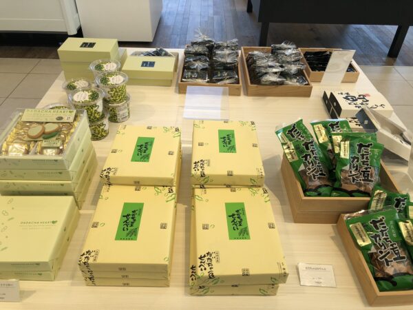 連日暑い日が続いていますがそろそろだだちゃ豆の季節がやってきます。インター店ではだだちゃ豆を使ったお菓子のコーナーができました👏