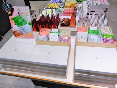 御中元の時期にピッタリな 清川屋自慢のお菓子詰合せをご紹介します😊♪ 【花暦　鈴蘭】￥2,692 【花暦　撫子】￥3,534  おまとめ買いにも対応しております。お土産や、贈答用にぜひ