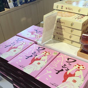 新商品✨ やまがたワッショイ🏵 ¥1,890(税込) JAL国内線ファーストクラスの茶菓にも採用✈️ つや姫をたっぷり使い、 クッキー生地と最中を合わせています🌾 ゴマとアーモンドの風味がお楽しみいただけます❕