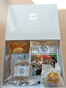 お客様のお好みに合わせて、ギフトをご用意いたします🎶 常温のお菓子や食品はもちろん、 冷凍の食品もご用意可能です🙆 是非お気軽にスタッフへどうぞ😌