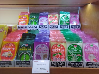 山形県の銘菓と言えばコレ！ 【おしどり　ミルクケーキ】✨ こちらの商品、【牛乳を母として作り上げたやさしいミルク菓子！ 牛乳が苦手なサトウもミルクケーキは大好きです(o^―^o) サクサクパリパリと、つい食べ過ぎてしまう美味しさ！