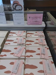 期間限定で雲ショコラロール販売中✨ 肌寒くなってくると食べたくなるのがチョコレート🍫 ふわふわのチョコスポンジと、濃厚なミルキークリームにチョコチップが入った人気商品✨ 個人的に、ぱりろーるの中で1位2位を争う美味しさです( *´艸｀)