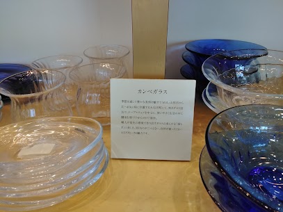 透き通るようなガラス商品のご紹介です😆 職人の巧みな吹きガラス技法で、 ガラスの柔らかな揺らぎの美しさが魅力的です🤩 同じものが２つとない自然が創ったともいえる不均一さも🎵 是非実際にご覧ください😊