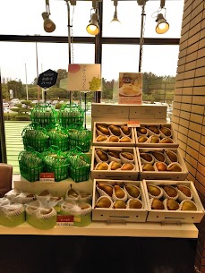 オーロラ🍐 秋のフルーツ第1弾の西洋梨が入荷しました❗ 濃厚な甘さとしっとり滑らかな食感✨ 洋梨ファンから根強い人気があり、黄色くなるのが食べ頃のサイン😋 贈答用に自宅用にもオススメです🎵
