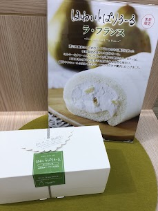 『ほわいとぱりろーるラ・フランス』が期間限定で販売中です✨ 昨年よりクリームの果肉を1.5倍に増量し、より贅沢な味わいとなっています‼︎
