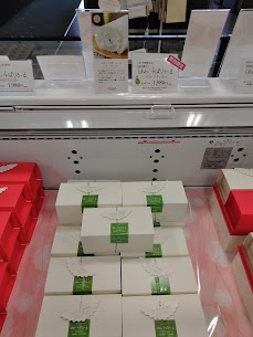 ほわいとぱりろーる「ラフランス」が入荷しました✨ クリームに入ってるラフランスは1.5倍増量し、より贅沢な味わいになりました😆 秋限定ですので、ぜひいかがでしょうか🍁