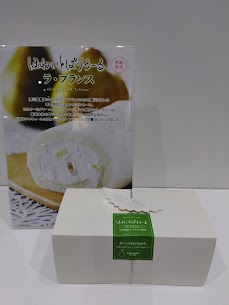 今月12日から季節限定で、ぱりろーるラ・フランス味が登場‼️ミルキーなクリームと香料やリキュールは使用せず、生のラ・フランスで贅沢に仕上げ人気ロ－ルケ－キです💛是非この機会に😄