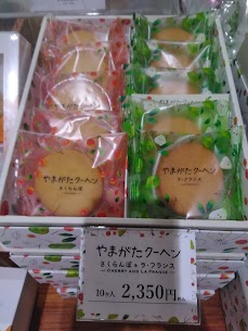 今回のお勧め商品は【やまがたクーヘン　ラフランス】です✨ バームクーヘンをしっとりとしたクッキー生地で挟み、バームクーヘンには穴の中にリキュールを含ませた大人のクリームが絞られております♪