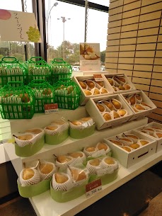 オーロラはとろける食感と濃厚な甘さが特徴です！はじめは青かった実が、少しずつ黄色を増して美味しく食べられる頃になってきました🌠今晩すぐに冷やして食べたいというみなさま！ぜひお待ちしております☺️