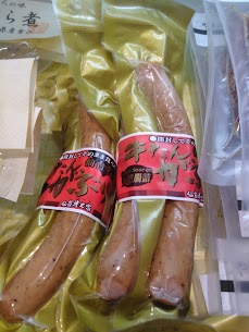 仙台名物牛タンの【牛タンがぶり棒】は、厳選された牛タンと黒粒胡椒がピリッと効いた大人の味✨パリっとしたソーセージを丸ごとかぶりつきたいですね！食欲の秋にかこつけて、ビールと一緒に如何でしょうか🍺