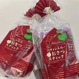 ◎秋限定のお味🍠◎ 仙台金時のさつまいもペーストに青森産りんごのシロップ漬けを混ぜ込み、スポンジ生地と一緒にパイで包み焼き上げました🥧 オーブントースターで温めてから食べるのがおすすめ💛