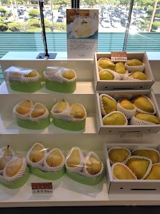 マリゲット・マリラはたっぷりの果汁と、上品な甘さと爽やかな酸味が特徴です！西洋梨の中でも希少性が高い品種で、大玉で食べごたえもばっちり👍ぜひ口いっぱい溢れる果汁を楽しんでください。