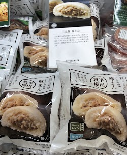 『平田牧場の豚まん』今年も入荷しました♪ 三元豚をたっぷり使用した豚まんは、レンジで温めるだけなので、朝食やおやつにもぴったりです！ 朝晩は寒くなってきたこの時期に、ほっこり温まる豚まんをどうぞ⭐︎