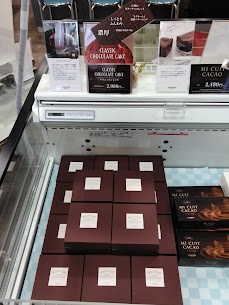 【クラシックショコラ】が新登場‼️ チョコレート好きには堪らない 軽い口当たりなのにしっとり😋💕 パクパク食べられる美味しさです🎵 生クリームを添えてコーヒーお供に食べるのがオススメです(*^-^)