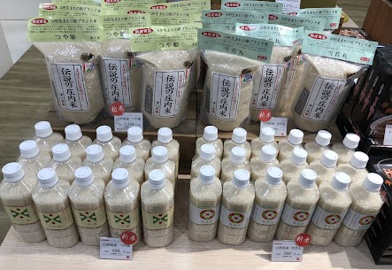 新米入荷しました！ 冷めても美味しい『つや姫』と しっかりした粒立ちが特徴の『雪若丸』 ご贈答に箱入りも人気です。 新米と一緒に食べたいご飯のお供もご用意しております。贈り物にも♪