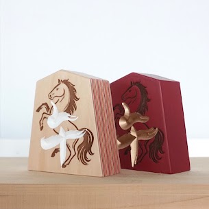 0035gatherに将棋のまちとして有名な天童から 来年の干支「午(うま)」をデザインした 飾り駒が登場✨
「飛躍」「商売繁盛」「勝利」 などを想起させる縁起の良い生き物。午年生まれの方への贈り物にも