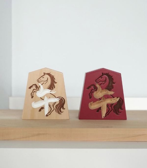 将棋のまち天童から、来年の干支「午(うま)」をデザインした飾り駒が登場 「飛躍」「商売繁盛」「勝利」などを想起させる縁起の良い生き物。手に取った方に幸運が訪れるようにと、1つ1つ手作業で制作しました𓂃◌𓈒𓐍