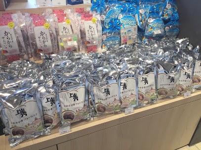 山形県産『つや姫』米粉を使い、上山秀のクッキーシュー生地で作ったサクサク食感のシューラスクです💛チョコレート、ストロベリー、シュガーの3種類を取り揃えております💁‍♂️ご来店お待ちしております💡