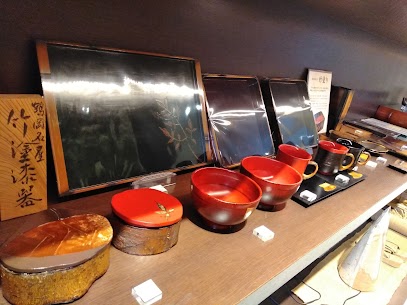 鈴木塗装店さんの『竹塗漆器』です朴木や欅の木を竹のような見た目に細工し、漆塗りを施した伝統工芸品です🎋🌳是非実際に職人の巧みな技術をご覧ください😊お待ちしております🕊️