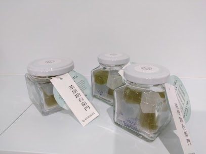 毎月一度の『マツシマコハク』が入荷しました！３色のコロコロと可愛らしい形でお土産にも人気です🎶コハクを入れたグラスにソーダを注ぐと一風変わった口当たりになるので試してみるのはいかがでしょうか？