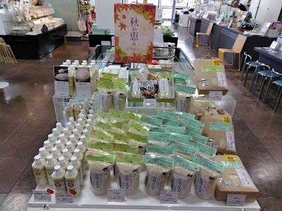 美味しい新米が入荷しています🍚🌾つや姫は濃厚な甘みともっちり感でまさに主役✨雪若丸はつや姫の弟分で2018年に出たブランドで大粒で癖がなくおかずに最高に合うお米です是非、庄内米をご堪能下さい