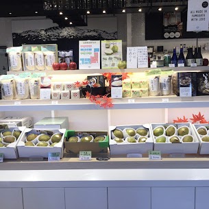 山形の秋の味覚ラフランスの時期がやってきました✨甘くてジューシーなラフランスが入荷しております🍐ご自宅用にも贈答用にもおすすめです🎁ご発送も承っております。スタッフまでお声がけください🙌🏻