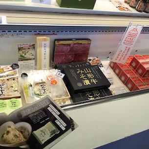 第6回山形うまいものファインフードコンテストで入賞された商品がお買い求めいただけます。今年はなんと弊社の『ががちゃおこわ』が山形県知事賞含む3冠を受賞しました👏🏻✨カフェでもお召し上がり頂けます。